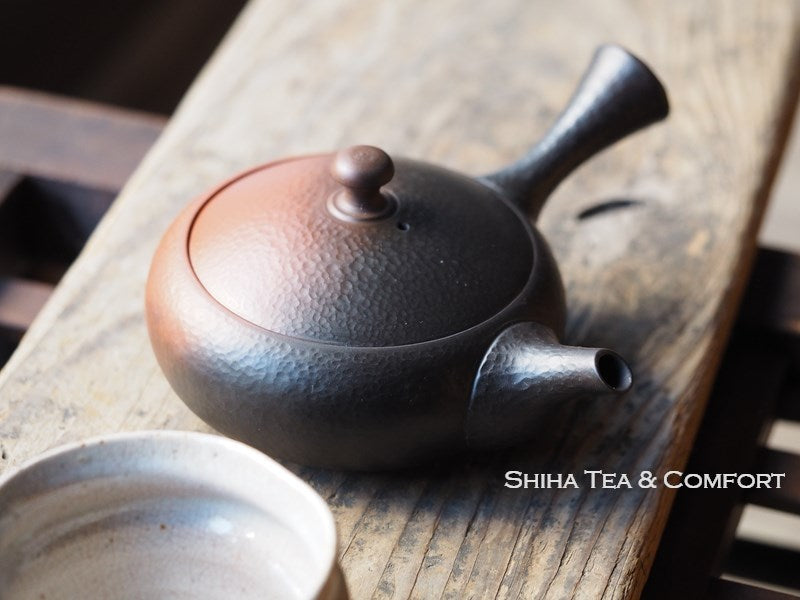 MURATA YOSHIKI Black & Red Flat Teapot 益規槌目急須 – SHIHA TEAPOT