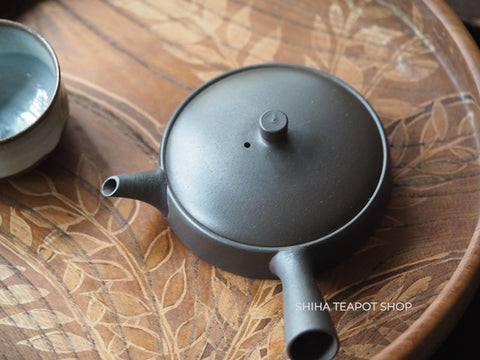 JINSHU Gokuhira Flat Black Teapot (Wood Box with artist's signature )甚秋 JN21