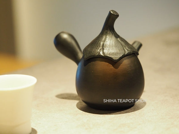 Tokoname MOTOZO Red & Black Small Eggplant Teapot
