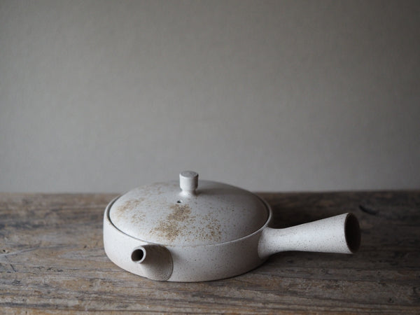 JINSHU Flat White Oyster Shell  Tokoname Kyusu Teapot (Wood Box with artist's signature (certificate) ) 甚秋 JN58（Made in Tokoname Japan）