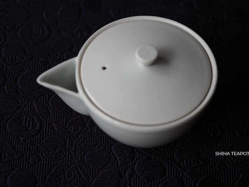 Kyoto White Minimal Porcelain Houhin Shoami 白磁宝瓶