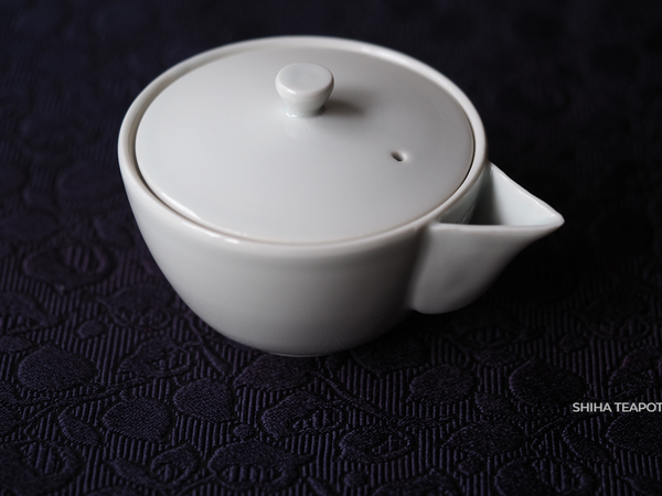 Kyoto White Minimal Porcelain Houhin Shoami 白磁宝瓶