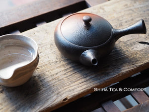 MURATA YOSHIKI  Black & Red Flat Teapot 益規槌目急須